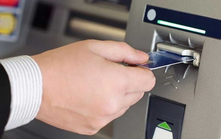 Τι μπορείς να κάνεις με την κάρτα σου από τα ATMs (εκτός από το να βγάζεις 50ευρα)