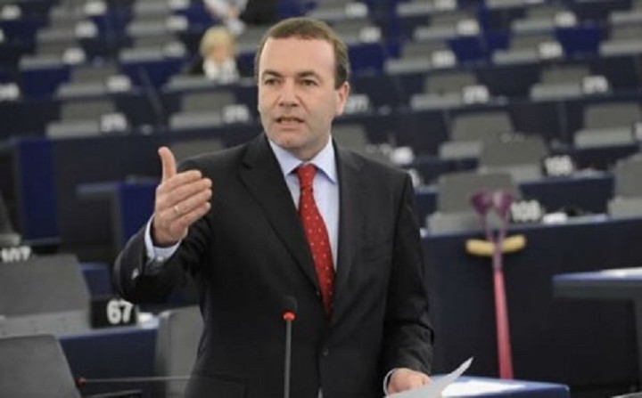 Σκληρή επίθεση Βέμπερ σε Τσίπρα: Επιστρέψτε στη λογική και καταθέστε ένα πρόγραμμα