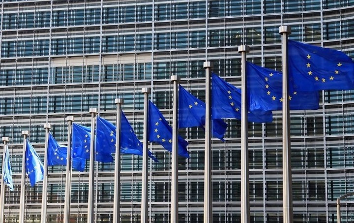 Κομισιόν: Εξετάζουμε τις επιλογές για τo δάνειο - γέφυρα στην Ελλάδα