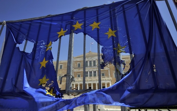 Le Monde: "Τιμωρητικό, ασταθές και ριψοκίνδυνο" το νέο ελληνικό πρόγραμμα