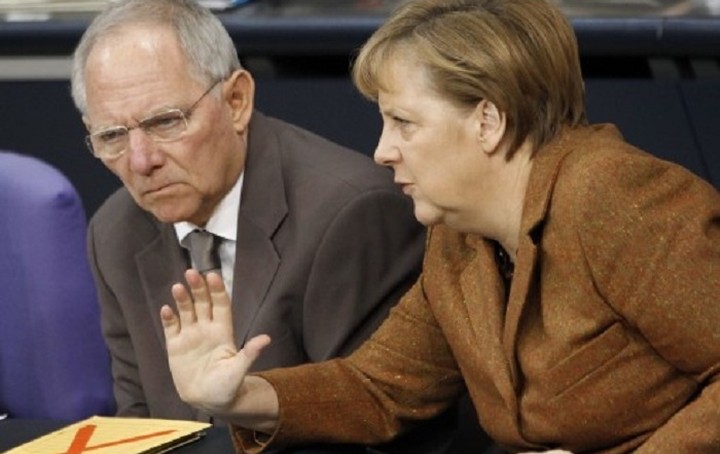 Die Zeit: Η Μέρκελ πρέπει να σταματήσει τον Σόιμπλε