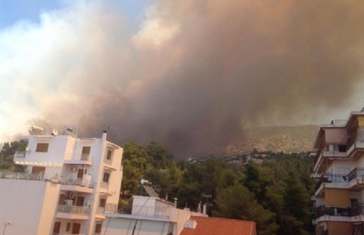 Ζημιές υπέστησαν ένα σπίτι και μια ταβέρνα στον Καρέα από την πυρκαγιά