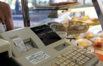 Από σήμερα ισχύει ο νέος ΦΠΑ: Ολες οι αλλαγές - Πού θα πληρώνουμε περισσότερο  