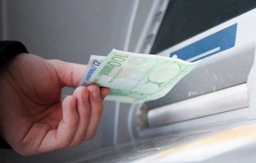 Απίστευτο: Δείτε πόσα χαρτονομίσματα έχουμε κρύψει στα στρώματα