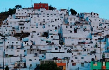 Έβαψαν ολόκληρη πόλη στα χρώματα του ουράνιου τόξου (ΦΩΤΟ)