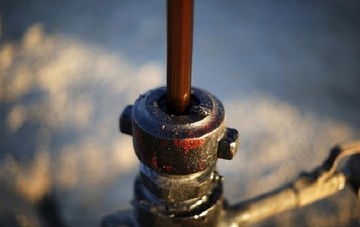 Κατρακυλούν στα χαμηλότερα επίπεδα των τελευταίων έξι μηνών οι τιμές του πετρελαίου 