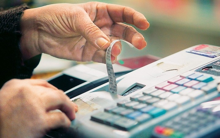 Πάρτι αισχροκέρδειας στον Πειραιά: Ανέβασαν τις τιμές και σε είδη που δεν υπήρξε αύξηση του ΦΠΑ