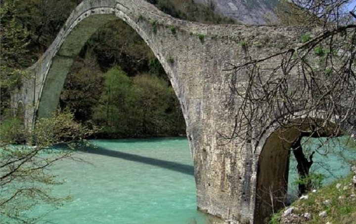 Ξεκινούν οι εργασίες για την ανακατασκευή του Γεφυριού της Πλάκας
