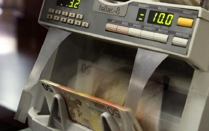 Bloomberg: Οι Έλληνες επιστρέφουν τις καταθέσεις τους στις τράπεζες