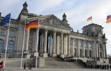 Το Βερολίνο επιμένει στην επιβολή αυστηρών όρων για την εκταμίευση των δόσεων