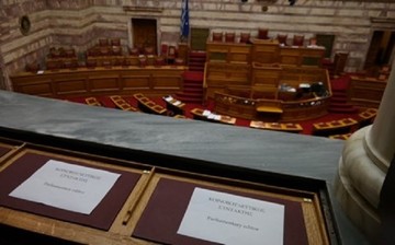 Επιστροφή των βουλευτών στην Αθήνα για την ψηφοφορία του νέου Μνημονίου 