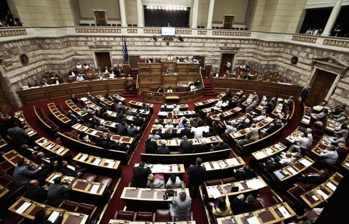 Ψηφίστηκε το Μνημόνιο - Βαριές απώλειες για τον ΣΥΡΙΖΑ
