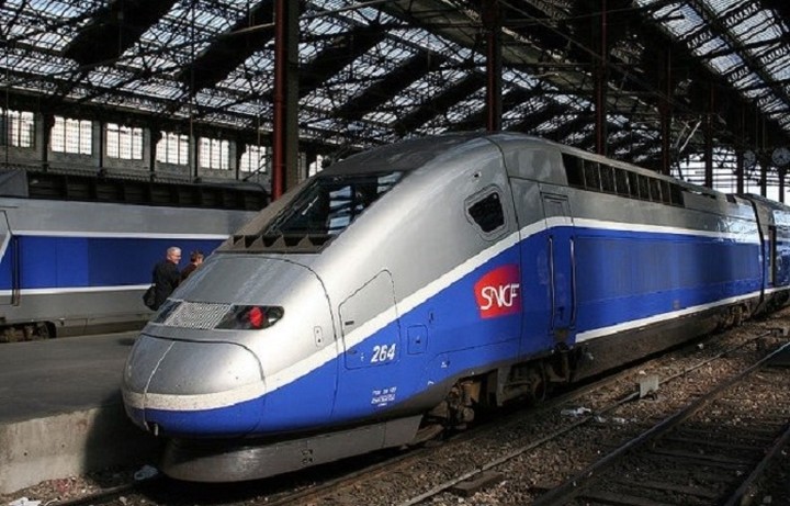 Τον πληρώνουν 5000 ευρώ για να κάθεται και τους...καταγγέλλει!