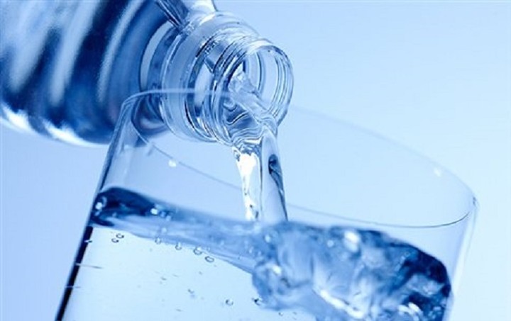 «Μύθος» ότι πρέπει να πίνουμε 8 ποτήρια νερό την ημέρα...