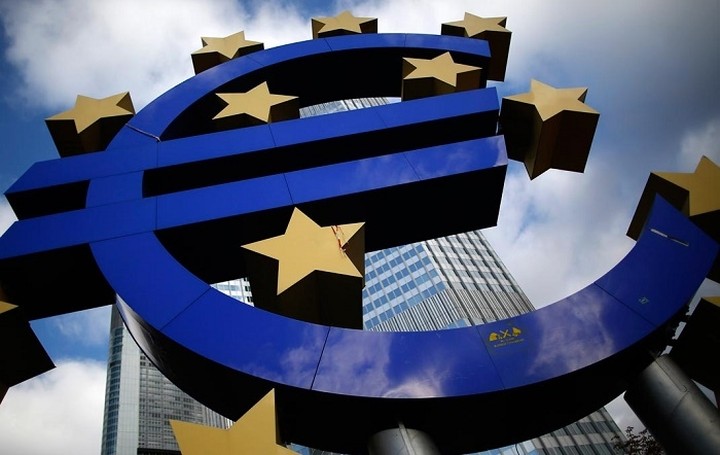 Περισσότεροι από 2 στους 3 οικονομολόγους "βλέπουν" επέκταση του προγράμματος αγοράς ομολόγων της ΕΚΤ