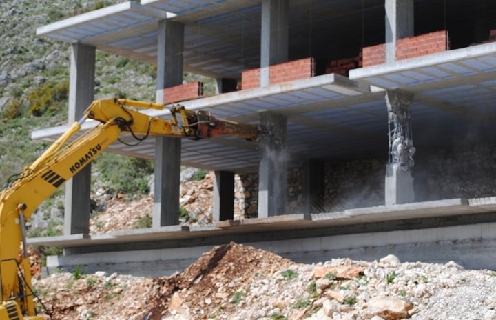 Aναστέλλεται η κατεδάφιση κτιρίων στη Ραφήνα