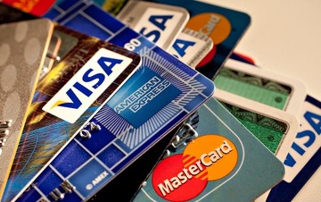 «Κουρεύουν» εώς και 50% τα επιτόκια των "κόκκινων" καρτών οι τράπεζες