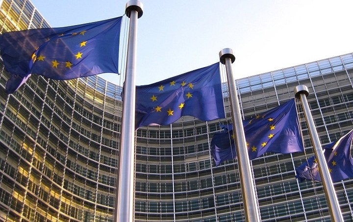 Spiegel: Χείρα βοηθείας από την Κομισιόν - Η Ελλάδα εξοικονομεί 2 δισ. ευρώ