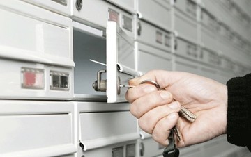 Πότε κατάσχεται το περιεχόμενο των θυρίδων - Τι ισχύει για οφειλές άνω των 150.000