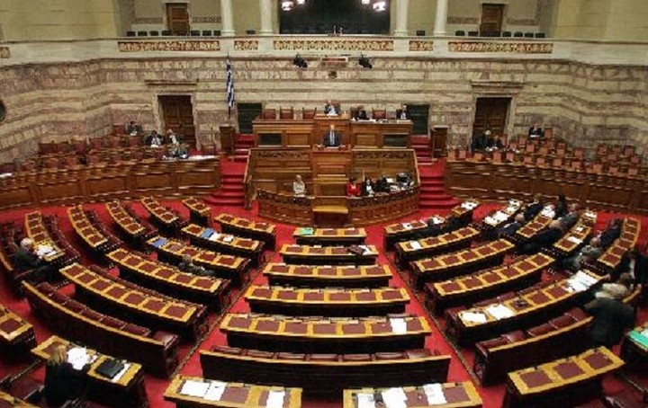 Ξεκίνησε στην Ολομέλεια της Βουλής η συζήτηση για το ν/σ με τα προαπαιτούμενα