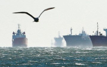 Ποιοι και γιατί πιέζουν για «έξτρα» φόρο στη ναυτιλία