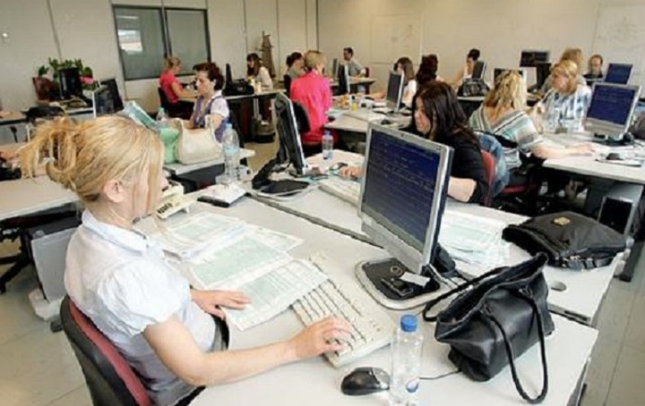 Υπ. Εσωτερικών: Αυξήσεις 30-50 ευρώ στους μισθούς των δημοσίων υπαλλήλων