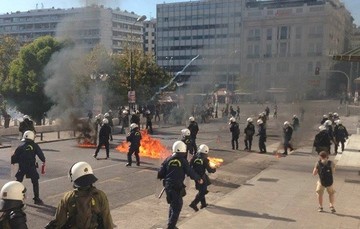 CNBC: Χιλιάδες πολίτες στους δρόμους της Αθήνας