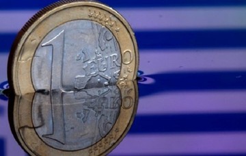 Υποχωρεί το ευρώ απέναντι στο δολάριο