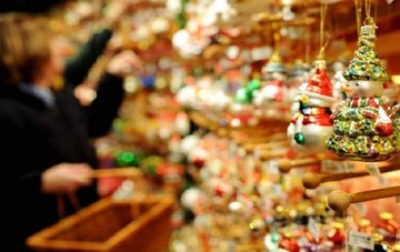 Λιγότερα χρήματα θα ξοδέψουν οι Έλληνες τα Χριστούγεννα