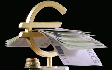 Προς χαμηλό επταμήνου κινείται το ευρώ
