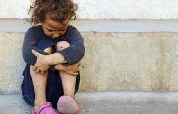 Ένα στα τέσσερα παιδιά στην ΕE αντιμετωπίζουν τον κίνδυνο φτώχεια 