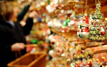 Το εορταστικό ωράριο των καταστημάτων: Πότε ξεκινάει και τι πρέπει να γνωρίζετε