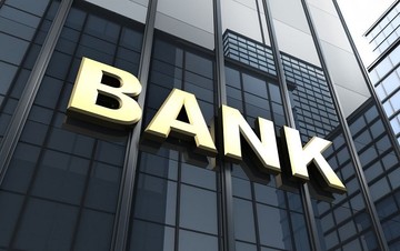 Ποιες τράπεζες κινδυνεύουν με «τσουχτερά» πρόστιμα και γιατί