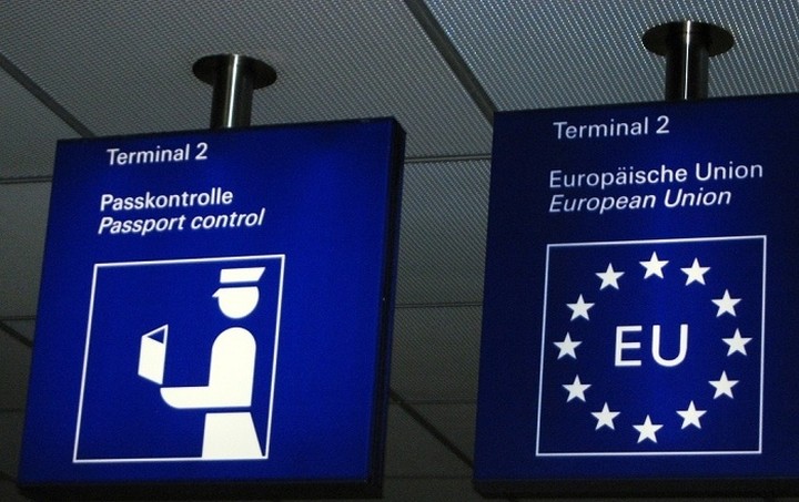 Bέμπερ: Να εξεταστεί προσωρινή έξοδος της Ελλάδας από το Σένγκεν