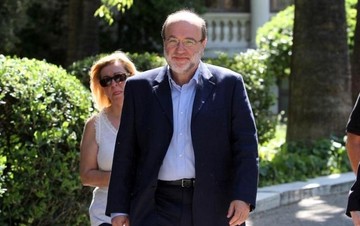 Αλεξιάδης: Aφορολόγητο μόνο μέσω κάρτας ή μέσω τραπέζης