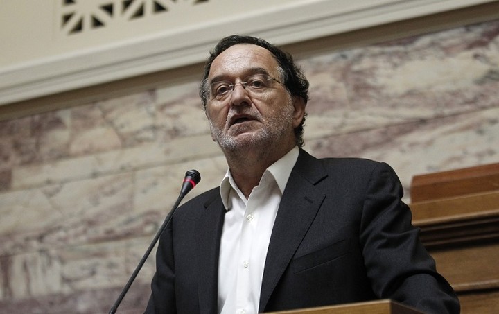 Λαφαζάνης: Αφανίζουν τους ελεύθερους επαγγελματίες