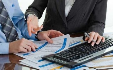 Πρόγραμμα εθελούσιας εξόδου ετοιμάζουν οι τράπεζες