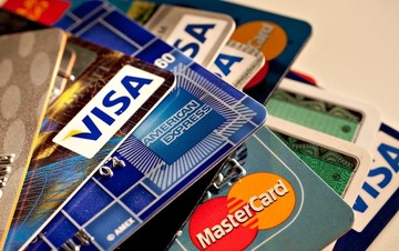 Ραβασάκια σε κατόχους “κόκκινων” πιστωτικών καρτών