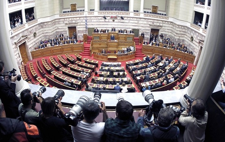 Αντιπαράθεση στην Βουλή για τις τηλεοπτικές άδειες