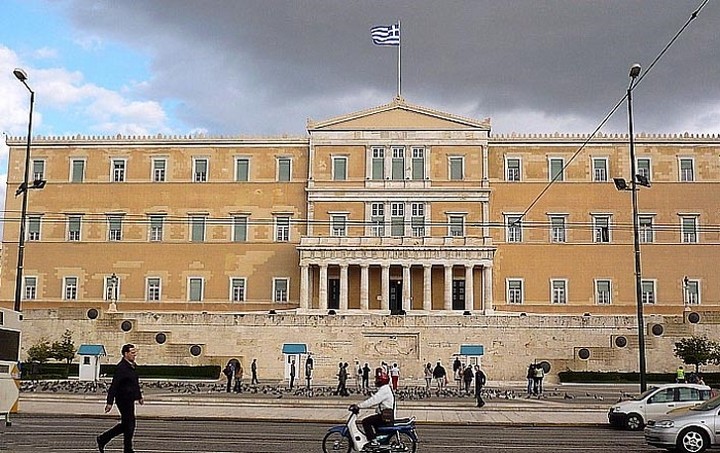 Επανέρχεται το «παράλληλο πρόγραμμα» στη Βουλή