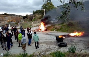 Άναψαν φωτιές για το hot spot στην Κω 