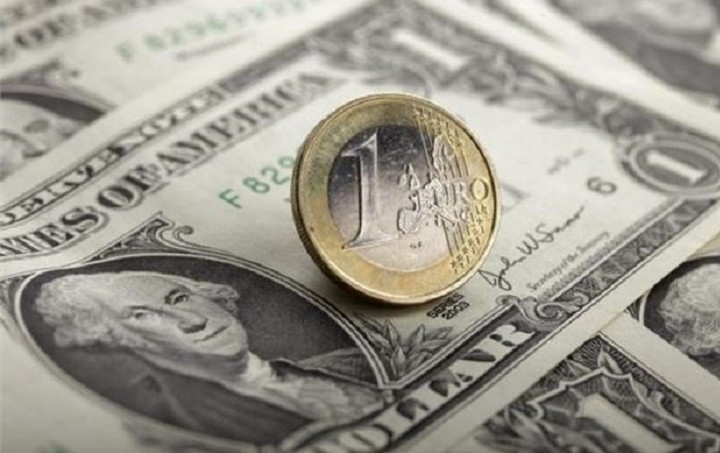 Οριακή πτώση 0,03% για το ευρώ