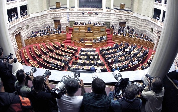 Νομοθετική ρύθμιση μετά το «αδιέξοδο» για τις τηλεοπτικές άδειες