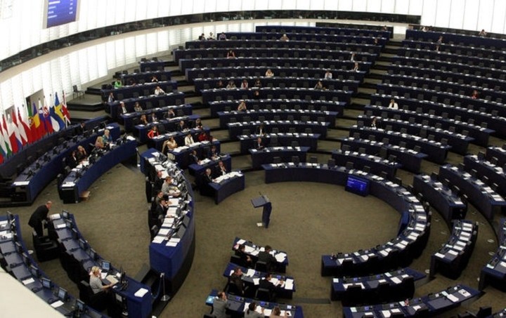 Οι Βρυξέλλες αυξάνουν την πίεση προς Ελλάδα για το προσφυγικό