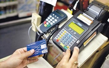 Το «πλαστικό χρήμα» κερδίζει τους καταναλωτές