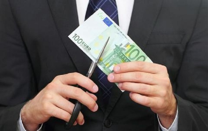 Ποια επιχείρηση μειώνει τους μισθούς των εργαζομένων της