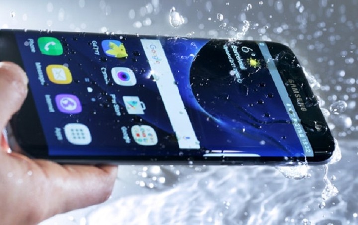 Το Samsung Galaxy S7 διαθέτει ειδικό αισθητήρα για να μην φορτίζει όταν είναι βρεγμένο