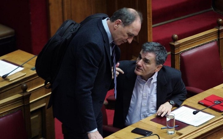 Μάχη μέχρις εσχάτων για αφορολόγητο και συντάξεις