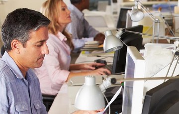 Τα 6 από τα 10 ευρώ που βγάζει Ελληνας εργαζόμενος πάνε σε εισφορές και φόρους