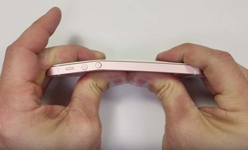 Crash test: Έβαλαν φωτιά στο iPhone SE - Τι έπαθε